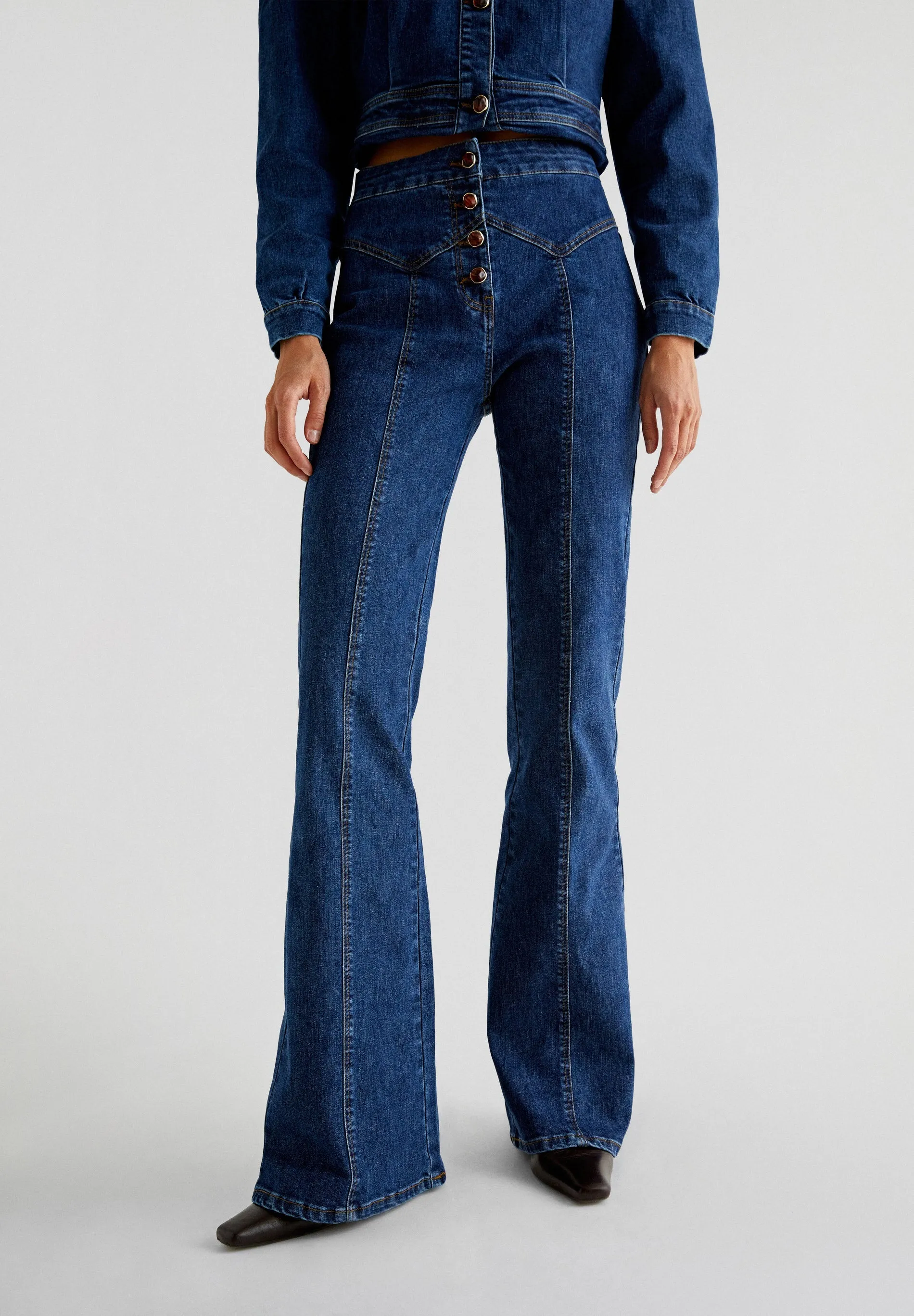 BOOTCUT JEANS WITH BUTTONS