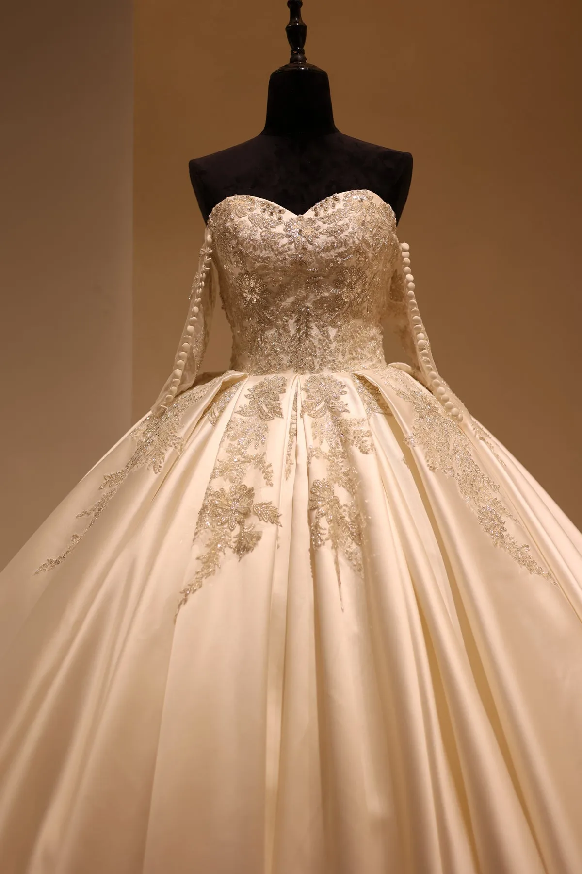 Luxury Sweetheart Satin Ball Gown Wedding Dress RS027
