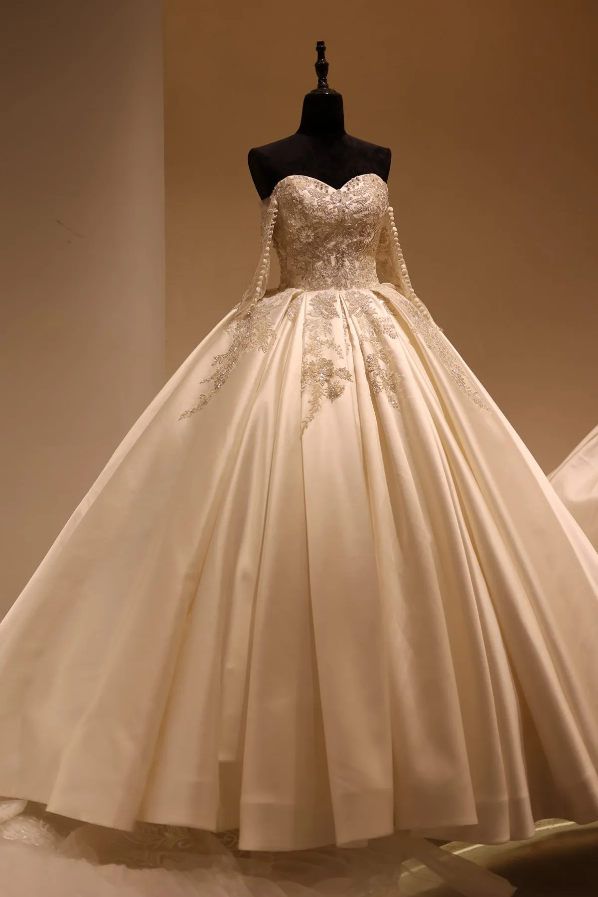 Luxury Sweetheart Satin Ball Gown Wedding Dress RS027